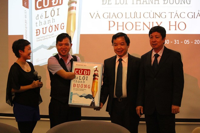 Phoenix Hồ tặng sách cho các bạn trẻ ở miền Trung.