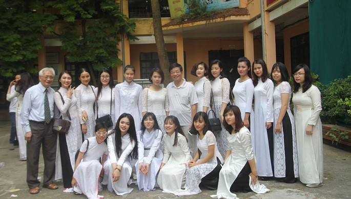 Học sinh khối 12 chụp ảnh lưu niệm cùng thầy cô