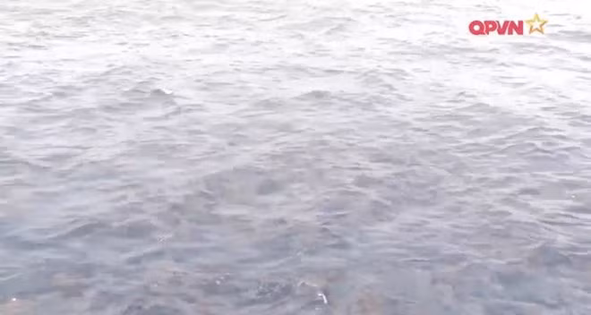 Vết dầu loang ở khu vực tìm kiếm.