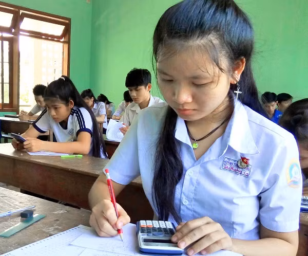 Với thiết kế chương trình, sách giáo khoa, cách kiểm tra, đánh giá, thi cử như hiện tại thì học thêm là một nhu cầu có thật đối với học sinh. (Ảnh: Trần Sơn)