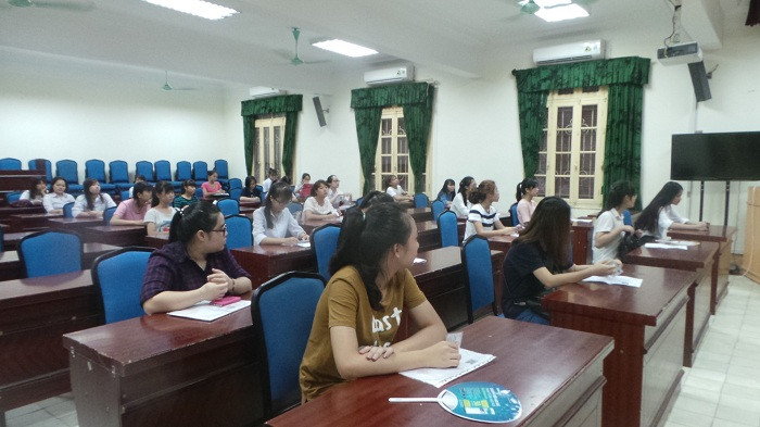 Thí sinh bắt đầu nhận thẻ và nghe quy chế thi (Ảnh: Phương Thảo)