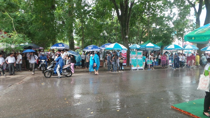 Các dịch vụ được đặt tại địa điểm tổ chức thi (Ảnh: Phương Thảo)