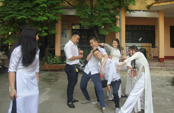 Ảnh: Lễ tri ân và trưởng thành học sinh khối 12 của trường THPT Đinh Tiên Hoàng ảnh 13