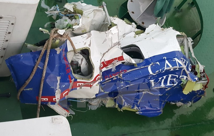 Ảnh: Các vật thể, mảnh vỡ của máy bay CaSa-212 thu được trên biển ảnh 2 Ảnh: Các vật thể, mảnh vỡ của máy bay CaSa-212 thu được trên biển ảnh 2