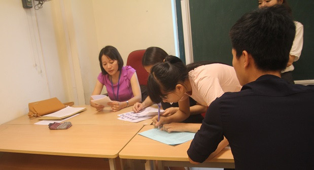 Giám thị hướng dẫn thí sinh điều chỉnh sai sót (Ảnh: Thùy Linh)