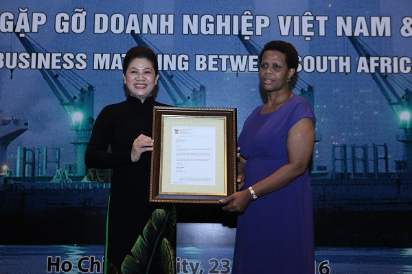 Bà Kgomotso Ruth Magau - Đại sứ đặc mệnh toàn quyền Cộng hòa Nam Phi tại Việt Nam trao Thư khen từ chính phủ Nam Phi đến Lãnh sự danh dự Cộng hòa Nam Phi - bà Đỗ Thị Kim Liên. Bà Kgomotso Ruth Magau - Đại sứ đặc mệnh toàn quyền Cộng hòa Nam Phi tại Việt Nam trao Thư khen từ chính phủ Nam Phi đến Lãnh sự danh dự Cộng hòa Nam Phi - bà Đỗ Thị Kim Liên.