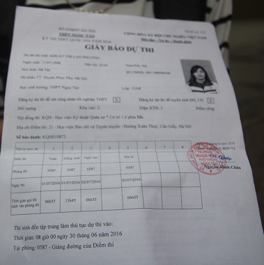 Thí sinh đến làm thủ tục thi mang theo giấy báo dự thi để đính chính lại thông tin (Ảnh: Thùy Linh)