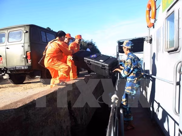 Lực lực lượng tìm kiếm cứu nạn ngành hàng không di chuyển lên tàu HQ211. Lực lực lượng tìm kiếm cứu nạn ngành hàng không di chuyển lên tàu HQ211.