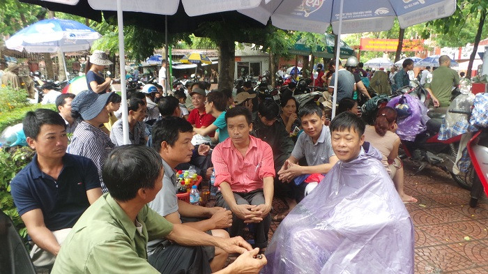 Phụ huynh ngồi ngoài trong thời gian thí sinh đăng ký thi (Ảnh: Phương Thảo)