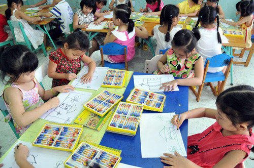 Cẩn thận khi dạy viết chữ cho trẻ mẫu giáo (Ảnh: thanhnien.vn) Cẩn thận khi dạy viết chữ cho trẻ mẫu giáo (Ảnh: thanhnien.vn)