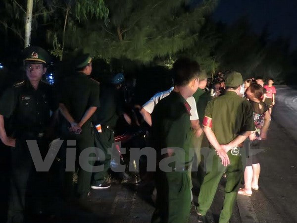 Người dân Nghệ An cùng các lực lượng chức năng tập trung tại bờ biển phường Nghi Hải, thị xã Cửa Lò chờ đón thi thể phi công Trần Quang Khải. Người dân Nghệ An cùng các lực lượng chức năng tập trung tại bờ biển phường Nghi Hải, thị xã Cửa Lò chờ đón thi thể phi công Trần Quang Khải.