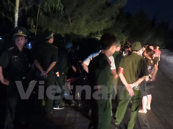 Người dân Nghệ An cùng các lực lượng chức năng tập trung tại bờ biển phường Nghi Hải, thị xã Cửa Lò chờ đón thi thể phi công Trần Quang Khải.