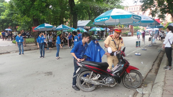 Chùm ảnh: Không khí ngày thí sinh làm thủ tục dự thi quốc gia 2016 ảnh 3