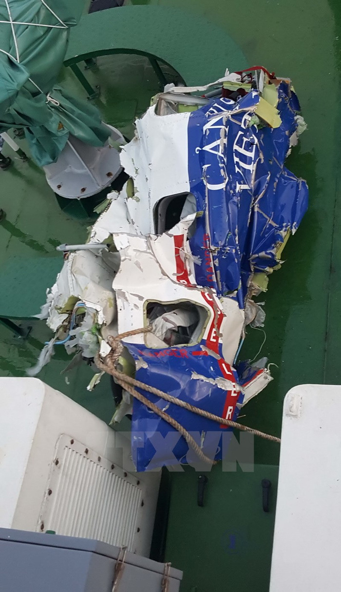 Vị trí vớt được các mảnh vỡ và vật thể tại khu vực Nam Đông Nam Bạch Long Vĩ 20 hải lý, phía Đông đường phân định Vịnh Bắc Bộ 3 hải lý. Vị trí vớt được các mảnh vỡ và vật thể tại khu vực Nam Đông Nam Bạch Long Vĩ 20 hải lý, phía Đông đường phân định Vịnh Bắc Bộ 3 hải lý.