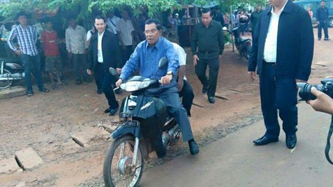 Thủ tướng Hun Sen đèo người xe ôm mà không mang mũ bảo hiểm - Ảnh: Khmer Times Thủ tướng Hun Sen đèo người xe ôm mà không mang mũ bảo hiểm - Ảnh: Khmer Times