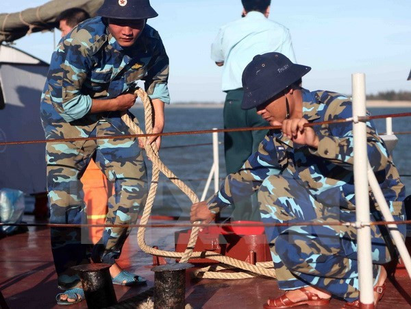 Chiến sỹ tàu HQ221 tháo dây neo tàu lên đường đi cứu nạn. Chiến sỹ tàu HQ221 tháo dây neo tàu lên đường đi cứu nạn.