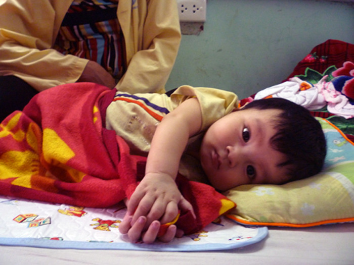Ai đó vẫn nói "cuộc sống này rất công bằng" nhưng sao vẫn còn quá nhiều những số phận, những cảnh đời bất hạnh. Có những em bé từ khi mới sinh ra đã bị ông trời và số phận gắn cho những bất hạnh, những "bản án tử hình" không hẹn trước ngày giờ. Bé Nguyễn Văn Triết, 5 tháng tuổi, ở Mai Lâm - Thanh Hóa mới cất tiếng chào đời đã bị Ung thư máu. Bé Triết là trường hợp bệnh nhân Ung thư máu nhỏ tuổi nhất tại khoa Huyết học Lâm sàng A9, BV Nhi TƯ. (Ảnh Thu Hòe) Ai đó vẫn nói "cuộc sống này rất công bằng" nhưng sao vẫn còn quá nhiều những số phận, những cảnh đời bất hạnh. Có những em bé từ khi mới sinh ra đã bị ông trời và số phận gắn cho những bất hạnh, những "bản án tử hình" không hẹn trước ngày giờ. Bé Nguyễn Văn Triết, 5 tháng tuổi, ở Mai Lâm - Thanh Hóa mới cất tiếng chào đời đã bị Ung thư máu. Bé Triết là trường hợp bệnh nhân Ung thư máu nhỏ tuổi nhất tại khoa Huyết học Lâm sàng A9, BV Nhi TƯ. (Ảnh Thu Hòe)