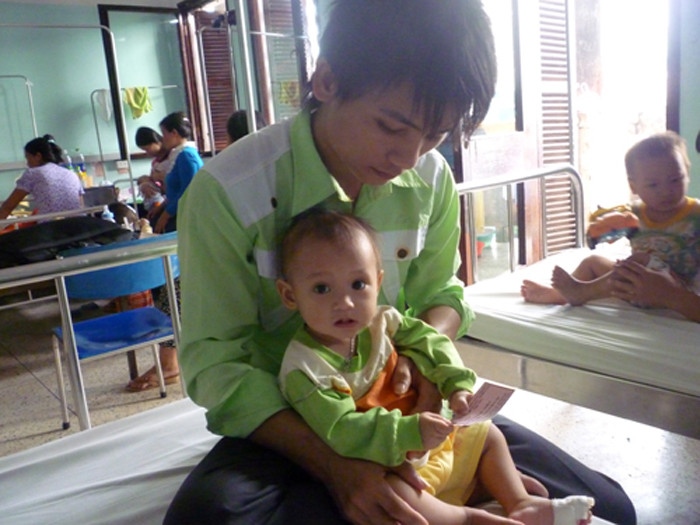 Những em bé mới chào đời, chưa kịp biết lẫy, biết bò, biết chạy nhảy, chưa kịp học nói gọi tiếng bà, tiếng mẹ đầu tiên đã sớm phải "gồng mình" gánh những nỗi đau hành hạ của bệnh tật quái ác. Bệnh nhi Đinh Thị Thanh Nhạn, 1 tuổi, ở Minh Hóa - Quảng Bình đang điều trị Suy tủy tại khoa. Những lúc đau đớn, không nói được cháu chỉ biết khóc ngặt. (Ảnh Thu Hòe) Những em bé mới chào đời, chưa kịp biết lẫy, biết bò, biết chạy nhảy, chưa kịp học nói gọi tiếng bà, tiếng mẹ đầu tiên đã sớm phải "gồng mình" gánh những nỗi đau hành hạ của bệnh tật quái ác. Bệnh nhi Đinh Thị Thanh Nhạn, 1 tuổi, ở Minh Hóa - Quảng Bình đang điều trị Suy tủy tại khoa. Những lúc đau đớn, không nói được cháu chỉ biết khóc ngặt. (Ảnh Thu Hòe)