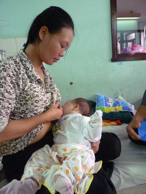 Những em bé này, cần lắm những bàn tay, những tấm lòng nhân ái cúi xuống cùng chia sẻ để các em bớt đi phần nào những khốn khó, đau đớn của bệnh tật. Bé Nguyễn Thành Danh, 2 tháng tuổi, ở Cát Thành - Trực Ninh - Nam Định, 40 ngày sau khi sinh đã bị sốt huyết giảm tiểu cầu. Hàng ngày, bé phải truyền tiểu cầu để sống. (Ảnh Thu Hòe) Những em bé này, cần lắm những bàn tay, những tấm lòng nhân ái cúi xuống cùng chia sẻ để các em bớt đi phần nào những khốn khó, đau đớn của bệnh tật. Bé Nguyễn Thành Danh, 2 tháng tuổi, ở Cát Thành - Trực Ninh - Nam Định, 40 ngày sau khi sinh đã bị sốt huyết giảm tiểu cầu. Hàng ngày, bé phải truyền tiểu cầu để sống. (Ảnh Thu Hòe)