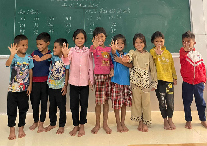 Cô Hà thường xuyên tổ chức các trò chơi liên quan đến bài học để khích lệ các em chăm chỉ, yêu thích việc đi học hơn (Ảnh: NVCC)