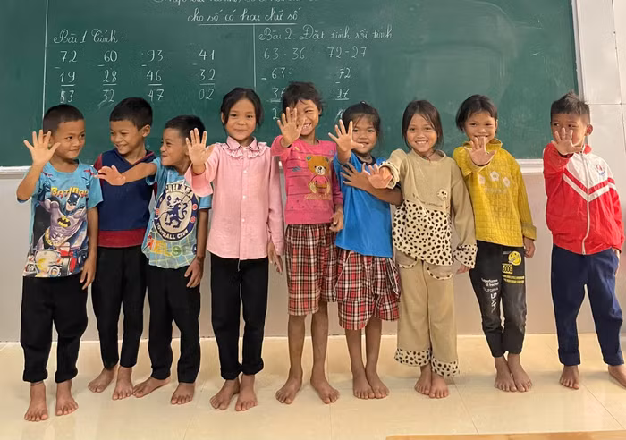 Cô Hà thường xuyên tổ chức các trò chơi liên quan đến bài học để khích lệ các em chăm chỉ, yêu thích việc đi học hơn (Ảnh: NVCC)