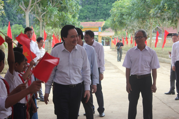 Đoàn công tác của Bộ giáo dục đã đến thăm Tân Hóa.