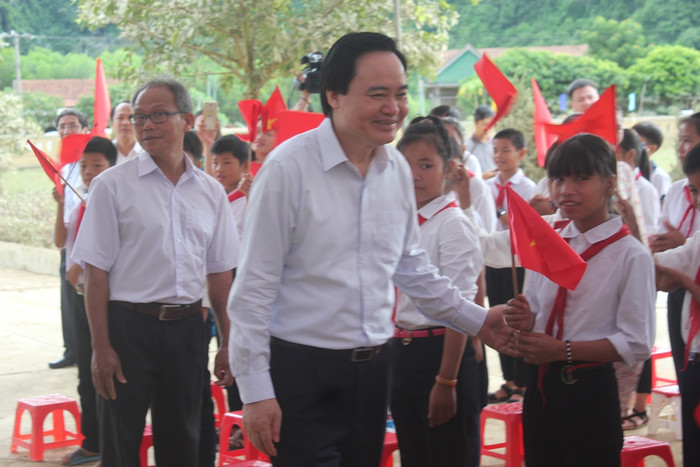 Bộ trưởng Nhạ ân cần hỏi han các em học sinh sau đợt mưa lũ vừa qua.