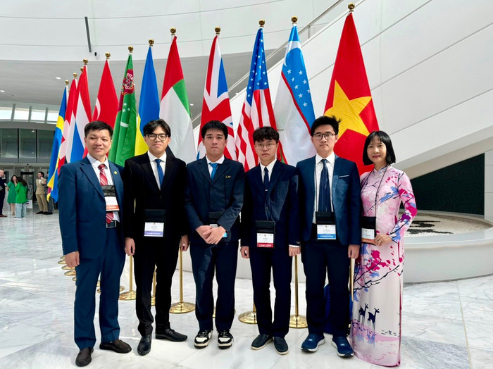Đội tuyển Việt Nam dự thi Olympic Sinh học quốc tế 2024 (từ trái qua phải): Phó Giáo sư, Tiến sĩ Đinh Đoàn Long (Trưởng Đoàn), em Đặng Tuấn Anh, em Nguyễn Tiến Lộc, em Nguyễn Sĩ Hiếu, em Hồ Đức Trung, Phó Giáo sư, Tiến sĩ Lê Thị Phương Hoa ( Phó đoàn). z5630764881940_0a2931a14b4c0d3fcb9c31b57f6f6f47.jpg