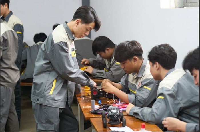 Sinh viên ngành Công nghệ Kỹ thuật ô tô của Trường Đại học Công nghệ miền Đông trong giờ thực hành (Ảnh: NTCC). 1371.jpg