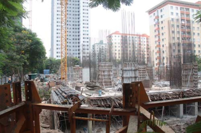 Đã bị đình chỉ thi công và sắp bị thanh tra nhưng dự án VP5 Linh Đàm vẫn đang xây dựng đều đều. Ảnh: N.C