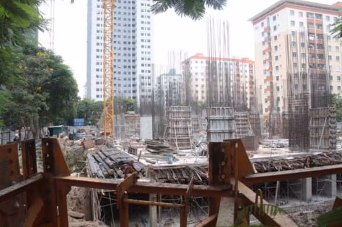 Đã bị đình chỉ thi công và sắp bị thanh tra nhưng dự án VP5 Linh Đàm vẫn đang xây dựng đều đều. Ảnh: N.C