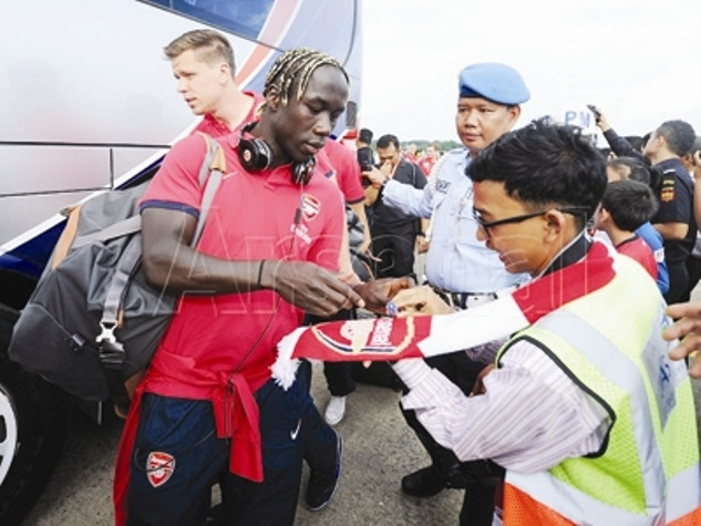 Hậu vệ Bacary Sagna ký tặng nhân viên sân bay ngay sau khi hạ cánh xuống Jakarta, Indonesia. ảnh: Arsenal.com. Hậu vệ Bacary Sagna ký tặng nhân viên sân bay ngay sau khi hạ cánh xuống Jakarta, Indonesia. ảnh: Arsenal.com.