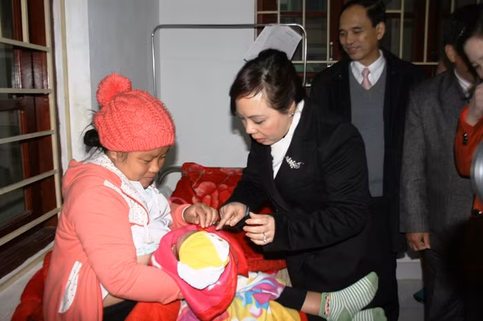 Bộ trưởng Bộ Y tế thăm động viên người bệnh tại khoa sản Bệnh viện Đa khoa Hà Quảng