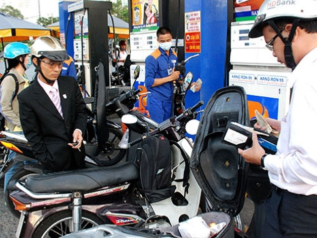 Tăng thuế nhập khẩu xăng dầu thực chất là đánh thuế túi người tiêu dùng (ảnh minh họa) Tăng thuế nhập khẩu xăng dầu thực chất là đánh thuế túi người tiêu dùng (ảnh minh họa)