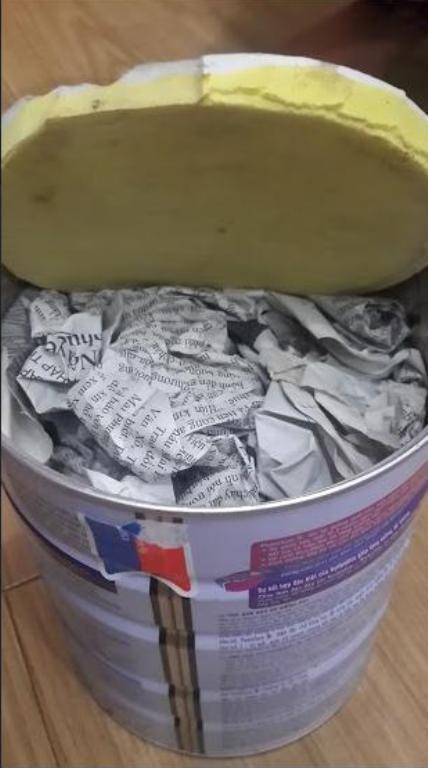 Khi bóc ra bên trong hộp sữa chỉ giấy vụn Khi bóc ra bên trong hộp sữa chỉ giấy vụn