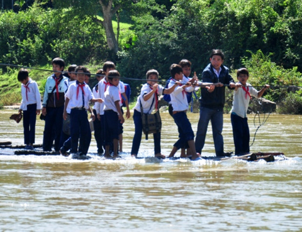 Đất Nước và ngành giao thông còn có nhiều nhu cầu đầu tư khác, bức xúc hơn và hiệu quả hơn như xây cầu tại những nơi học sinh phải đu dây kéo bè qua sông để đi học so với một siêu dự án chưa cần thiết như sân bay Long Thành (Ảnh: Trí Tín - VNE). Đất Nước và ngành giao thông còn có nhiều nhu cầu đầu tư khác, bức xúc hơn và hiệu quả hơn như xây cầu tại những nơi học sinh phải đu dây kéo bè qua sông để đi học so với một siêu dự án chưa cần thiết như sân bay Long Thành (Ảnh: Trí Tín - VNE).