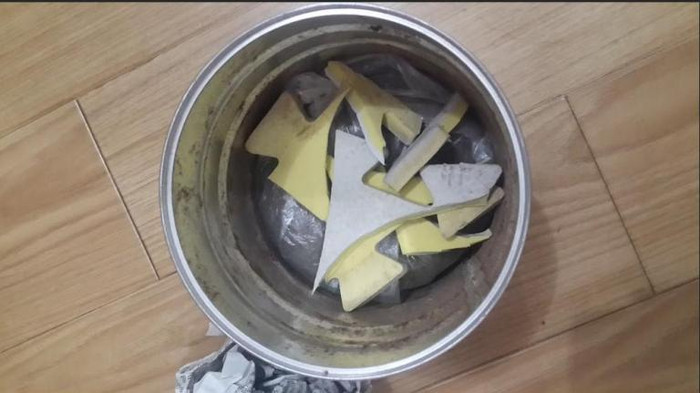 Bên cạnh giấy vụn là rác và đất bọc bằng túi nilon ở đáy hộp sữa Bên cạnh giấy vụn là rác và đất bọc bằng túi nilon ở đáy hộp sữa