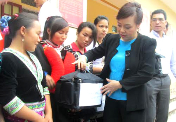 Tháng 10 vừa qua Bộ trưởng Bộ Y tế Nguyễn Thị Kim Tiến cũng đến thăm và tặng quà cho cô đỡ thôn bản xã Nậm Kè, huyện Mường Nhé (Điện Biên). Tháng 10 vừa qua Bộ trưởng Bộ Y tế Nguyễn Thị Kim Tiến cũng đến thăm và tặng quà cho cô đỡ thôn bản xã Nậm Kè, huyện Mường Nhé (Điện Biên).