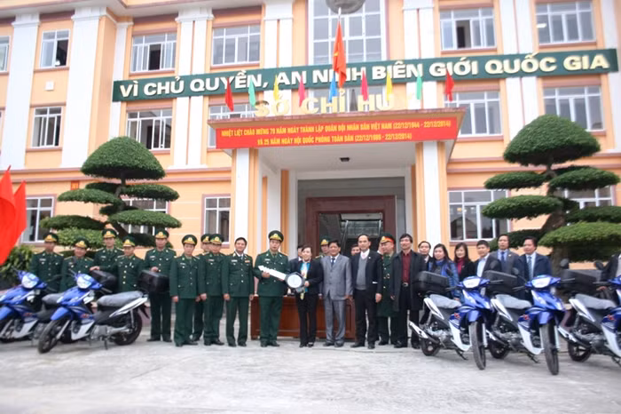 Bộ trưởng Bộ Y tế tặng 6 xe máy chuyên dụng phục vụ khám chữa bệnh lưu động