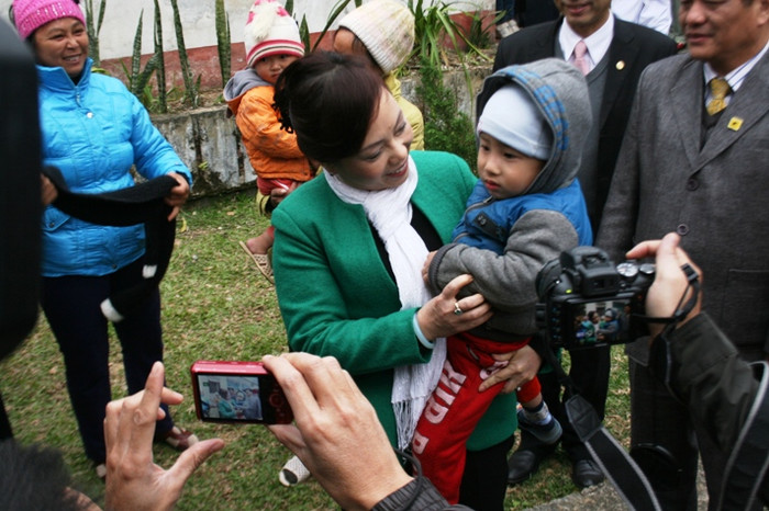 Bộ trưởng Bộ Y tế đến thăm Trạm y tế xã Trường Hà trò chuyện gần gũi với người dân (hình ảnh Bộ trưởng bế em nhỏ tại địa phương khiến hình ảnh người người đứng đầu Bộ Y tế thêm gẫn gũi Bộ trưởng Bộ Y tế đến thăm Trạm y tế xã Trường Hà trò chuyện gần gũi với người dân (hình ảnh Bộ trưởng bế em nhỏ tại địa phương khiến hình ảnh người người đứng đầu Bộ Y tế thêm gẫn gũi