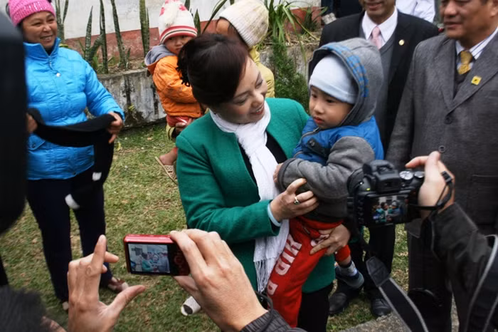 Bộ trưởng Bộ Y tế đến thăm Trạm y tế xã Trường Hà trò chuyện gần gũi với người dân (hình ảnh Bộ trưởng bế em nhỏ tại địa phương khiến hình ảnh người người đứng đầu Bộ Y tế thêm gẫn gũi