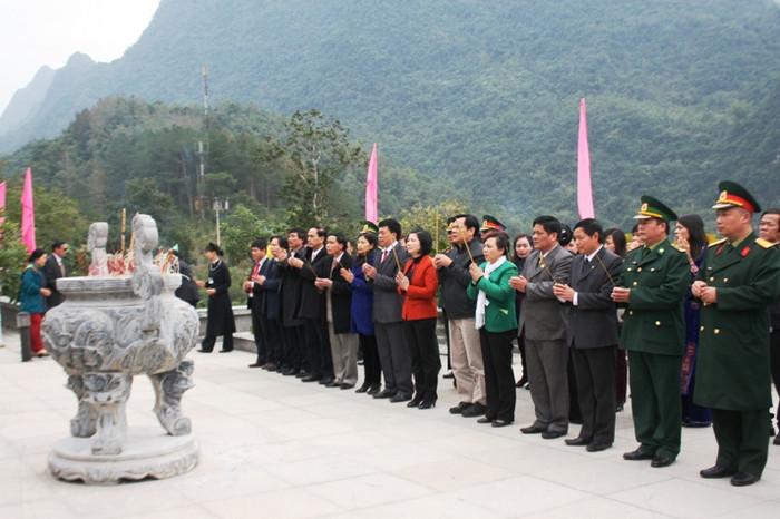 Bộ trưởng Nguyễn Thị Kim Tiến cùng Đoàn công tác của Bộ Y tế và lãnh đạo tỉnh Cao Bằng, lãnh đạo huyện Hà Quảng dâng hương tại Đài tưởng niệm Chủ tịch Hồ Chí Minh Bộ trưởng Nguyễn Thị Kim Tiến cùng Đoàn công tác của Bộ Y tế và lãnh đạo tỉnh Cao Bằng, lãnh đạo huyện Hà Quảng dâng hương tại Đài tưởng niệm Chủ tịch Hồ Chí Minh