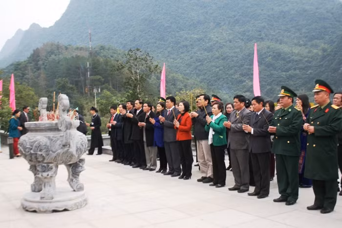 Bộ trưởng Nguyễn Thị Kim Tiến cùng Đoàn công tác của Bộ Y tế và lãnh đạo tỉnh Cao Bằng, lãnh đạo huyện Hà Quảng dâng hương tại Đài tưởng niệm Chủ tịch Hồ Chí Minh