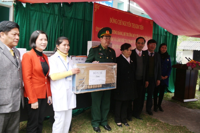 Thay mặt Bộ Y tế Bộ trưởng Nguyễn Thị Kim Tiến đã trao tặng quà cho Trạm y tế và cán bộ y bác sĩ thuộc phòng khám quân dân y xã Trường Hà Thay mặt Bộ Y tế Bộ trưởng Nguyễn Thị Kim Tiến đã trao tặng quà cho Trạm y tế và cán bộ y bác sĩ thuộc phòng khám quân dân y xã Trường Hà