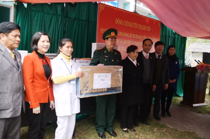 Thay mặt Bộ Y tế Bộ trưởng Nguyễn Thị Kim Tiến đã trao tặng quà cho Trạm y tế và cán bộ y bác sĩ thuộc phòng khám quân dân y xã Trường Hà