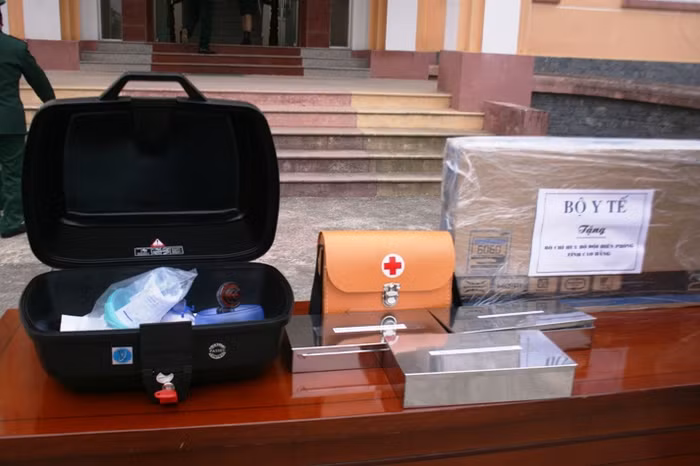 Mỗi xe được trang bị đầy đủ thiết bị y tế phục vụ khám chữa bệnh lưu động