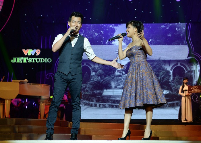 Có thể nói, những bản tình ca có sức sống bền bỉ trải qua nhiều thế hệ, khi giai điệu đã đẹp mà ca từ đi vào lòng người bằng cách dẫn dắt tinh tế. Liên khúc Bên nhau ngày vui – Còn yêu em mãi – Ai đưa em về (Quốc Dũng – Nguyễn Trung Cang – Nguyễn Ánh 9) đã vang lên trong chương trình qua hai giọng hát rất trữ tình là Thanh Ngọc – Hồ Trung Dũng tạo điểm nhấn khó quên. Có thể thấy, liên khúc cũng là một trong các hình thức bài hát rất được ưa chuộng ở những năm 70 và kéo dài cho đến tận bây giờ.