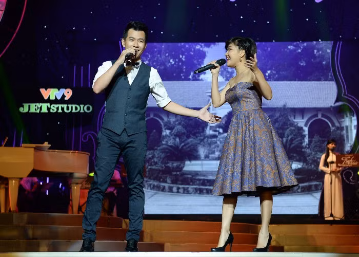 Có thể nói, những bản tình ca có sức sống bền bỉ trải qua nhiều thế hệ, khi giai điệu đã đẹp mà ca từ đi vào lòng người bằng cách dẫn dắt tinh tế. Liên khúc Bên nhau ngày vui – Còn yêu em mãi – Ai đưa em về (Quốc Dũng – Nguyễn Trung Cang – Nguyễn Ánh 9) đã vang lên trong chương trình qua hai giọng hát rất trữ tình là Thanh Ngọc – Hồ Trung Dũng tạo điểm nhấn khó quên. Có thể thấy, liên khúc cũng là một trong các hình thức bài hát rất được ưa chuộng ở những năm 70 và kéo dài cho đến tận bây giờ.