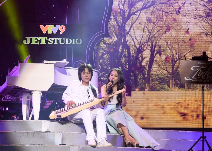 Đặc biệt, hiếm hoi lắm Giám đốc âm nhạc TKVTG, nhạc sĩ Nguyễn Quang mới ra trình diễn cùng ca sĩ, và chính Hiền Thục là nữ ca sĩ xinh đẹp cùng với anh hát ca khúc nổi tiếng của nhạc sĩ Đức Huy - Nếu xa nhau.