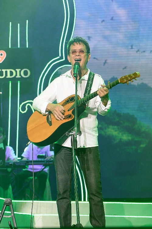 Và một trong những nhạc sĩ được nhiều bạn trẻ yêu thích thời bấy giờ có nhạc sĩ Đức Huy. Trong đêm diễn tối qua, anh đã tự mình biểu diễn sáng tác Cơn mưa phùn của mình cũng như bài hát Lệ đá được khán giả ủng hộ nhiệt tình.